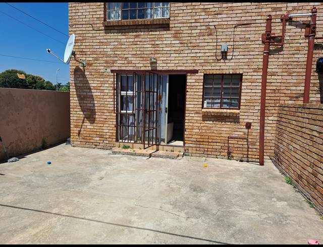 2 BEDROOM SECTIONAL TITLE FOR SALE IN EIKE PARK